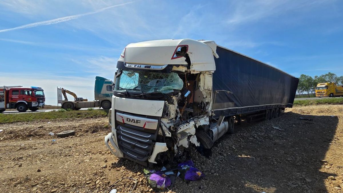 Három kamion csapódott egymásba Szabolcsban, mentőhelikopter vitte el az egyik sofőrt