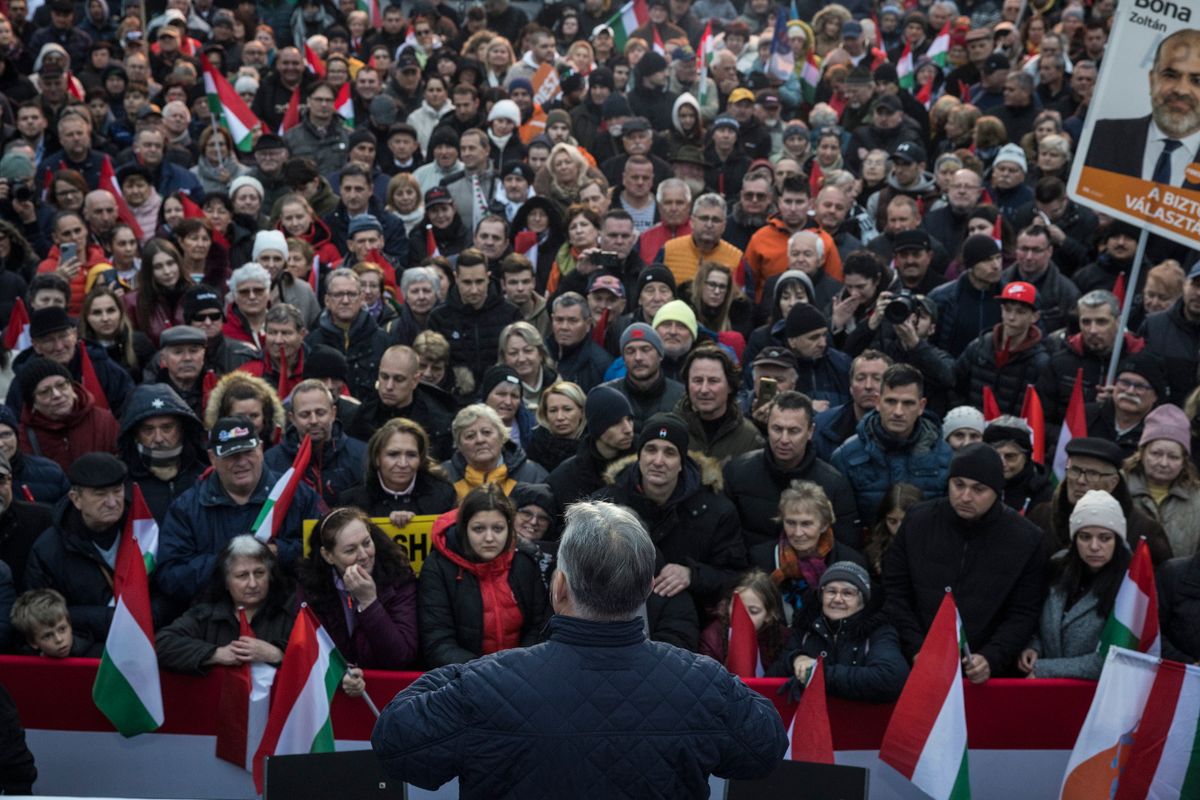 Ócsa, 2026. március 31.
A Miniszterelnöki Kommunikációs Főosztály által közreadott képen Orbán Viktor miniszterelnök, a Fidesz elnöke beszédet mond országjárásának ócsai állomásán, a városháza előtti téren 2026. március 31-én.
MTI/Miniszterelnöki Kommunikációs Főosztály/Kaiser Ákos