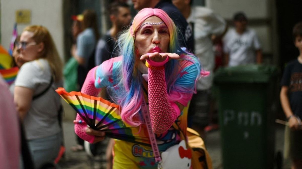 Nyugaton is elemi erejű a felháborodás, amiért Brüsszel elkaszálta a gyermekvédelmi törvényt: „Ez a gonosz globalisták társasága”