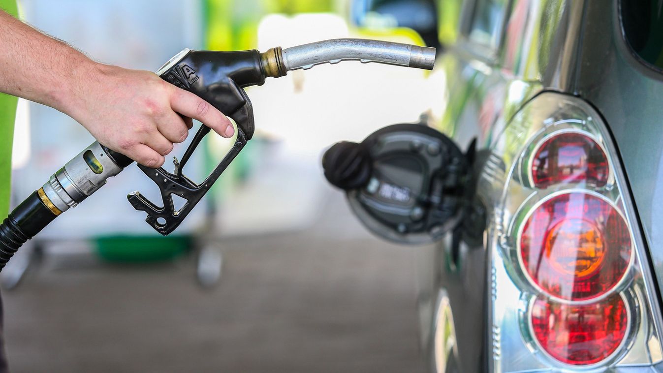 20160622
  Mol benzinkút , tankolás,  üzemanyag , benzin , 95-ös és diesel üzemanyag tankolása, tankautó , benzin pisztoly , töltőállomás  
 üzemanyagtartályok feltöltése

Székelyhidi Balázs
Illusztráció