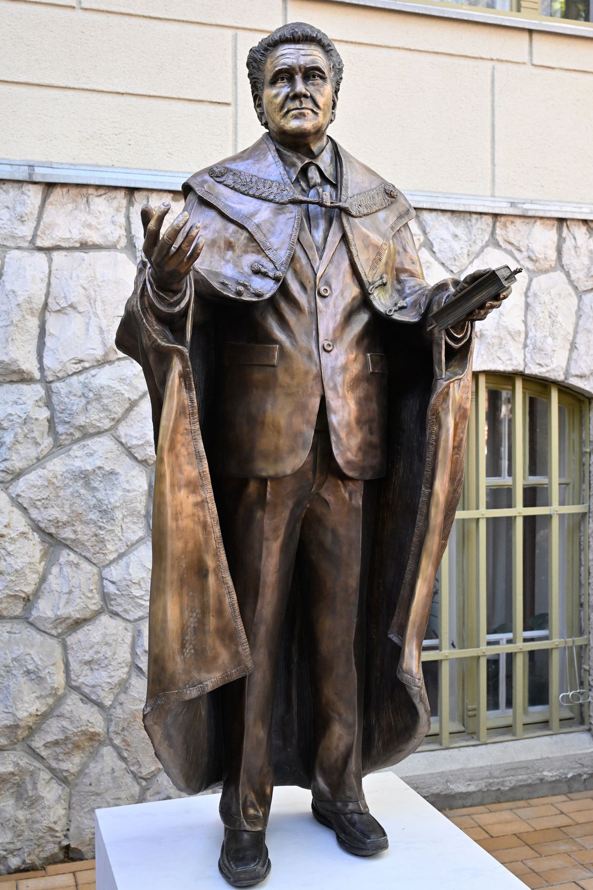 Budapest, 2026. április 25.
Hegedűs Loránt író, a Dunamelléki Református Egyházkerület egykori püspökének szobra avatása napján Budapesten, a református zsinati székház kertjében 2026. április 25-én. Hegedűs Loránt szobrát Babusa János szobrászművész gipszmintája alapján az Art Bronze Kft. öntötte bronzba.
MTI/Máthé Zoltán