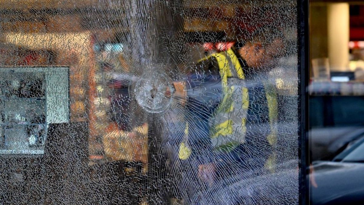 Túszdráma: az utcán kezdett lövöldözni, majd egy fővárosi szupermarketben barikádozta el magát egy férfi + videó