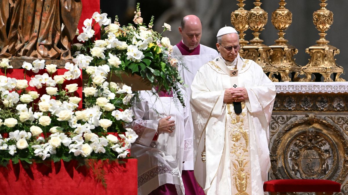 Húsvétvasárnapra több mint 70 ezer virág érkezett Hollandiából a Szent Péter térre