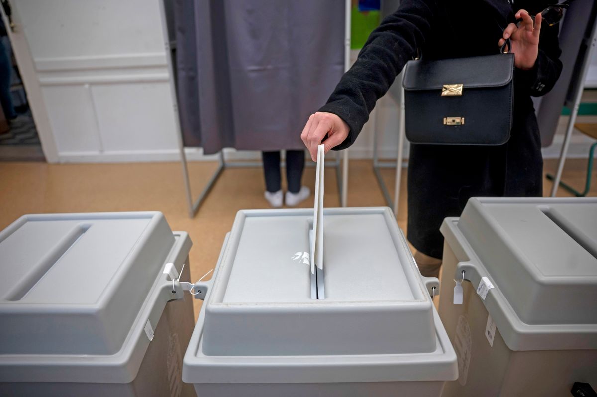 Budapest, 2026. április 12.
Egy nő leadja a szavazatát az országgyűlési választáson a budapesti Áldás utcai Általános Iskolában kialakított szavazókörben 2026. április 12-én.
MTI/Balogh Zoltán