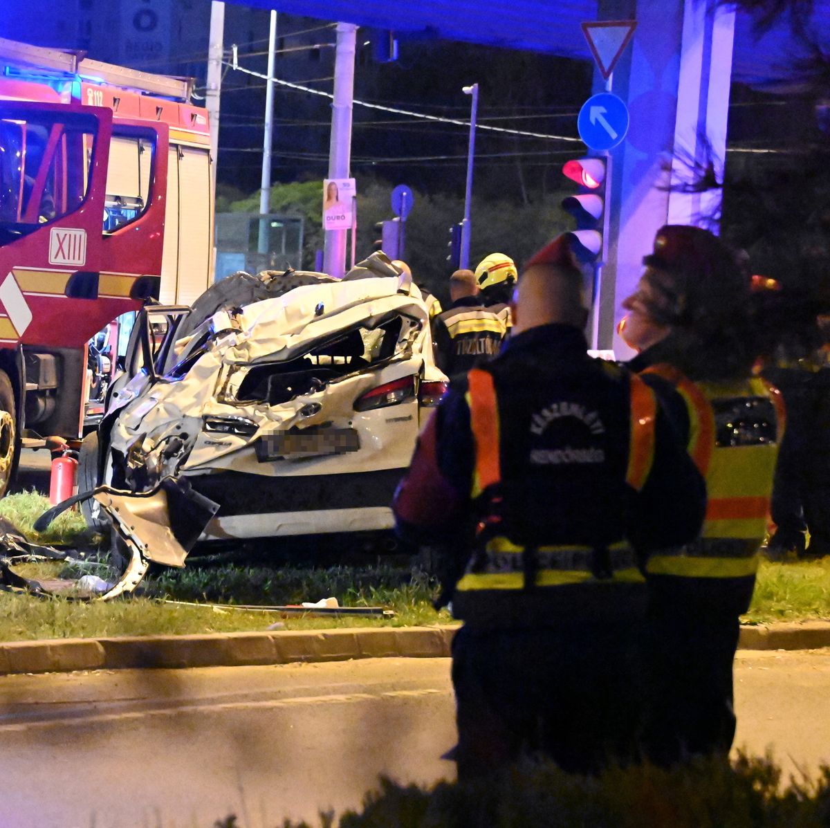 Budapest, 2026. április 11.
Összeroncsolódott személygépkocsi Budapesten, a Váci út és a Róbert Károly körút kereszteződésében lévő felüljárón 2026. április 10-én, éjfél előtt. A Göncz Árpád városközpontnál lévő felüljárón öt autó ütközött, a balesetben az egyik jármű lezuhant a felüljáróról. A helyszínen egy ember életét vesztette, egy másik a kórházba szállítása során hunyt el, négyen megsérültek.
MTI/Mihádák Zoltán