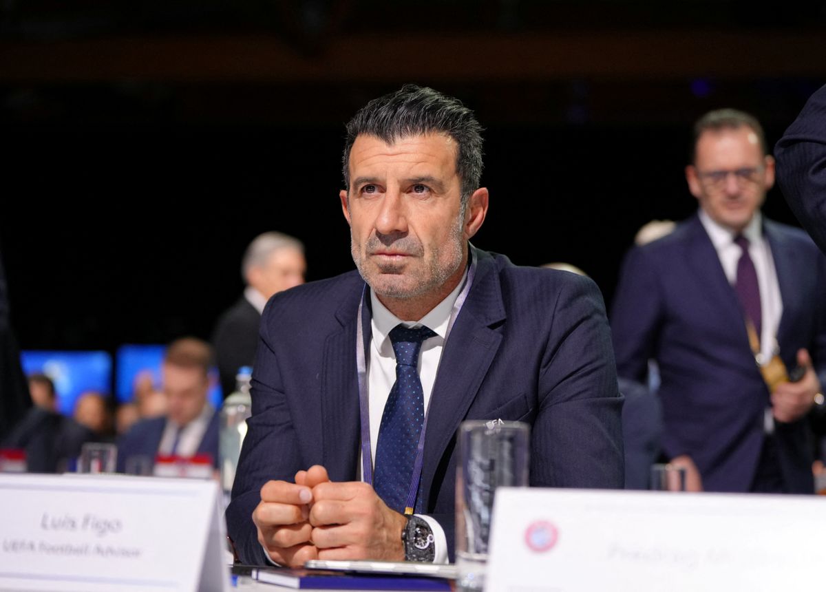 Luís Figo is pályára lép Budapesten