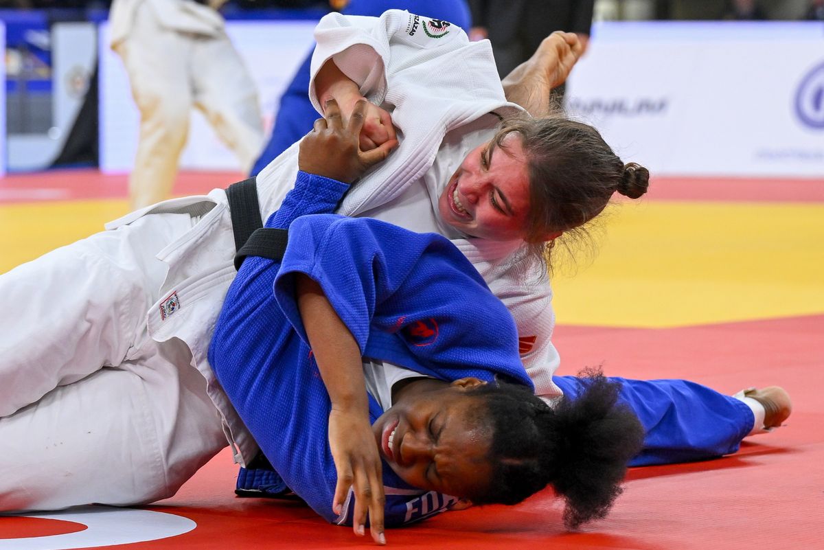 Özbas Szofi akcióban a svájci April Lynn Fohouo ellen, a tbiliszi cselgáncs Európa-bajnokság női 70 kg-os súlycsoportjának elődöntőjében