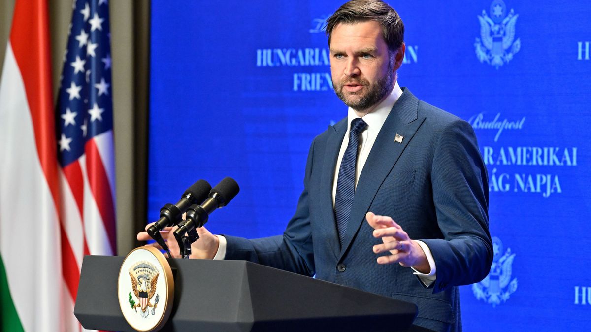 J.D. Vance amerikai alelnök az Orbán Viktor miniszterelnökkel a tárgyalásuk után tartott sajtótájékoztatón a Karmelita kolostorban 2026. április 7-én (Fotó: MTI/Máthé Zoltán)