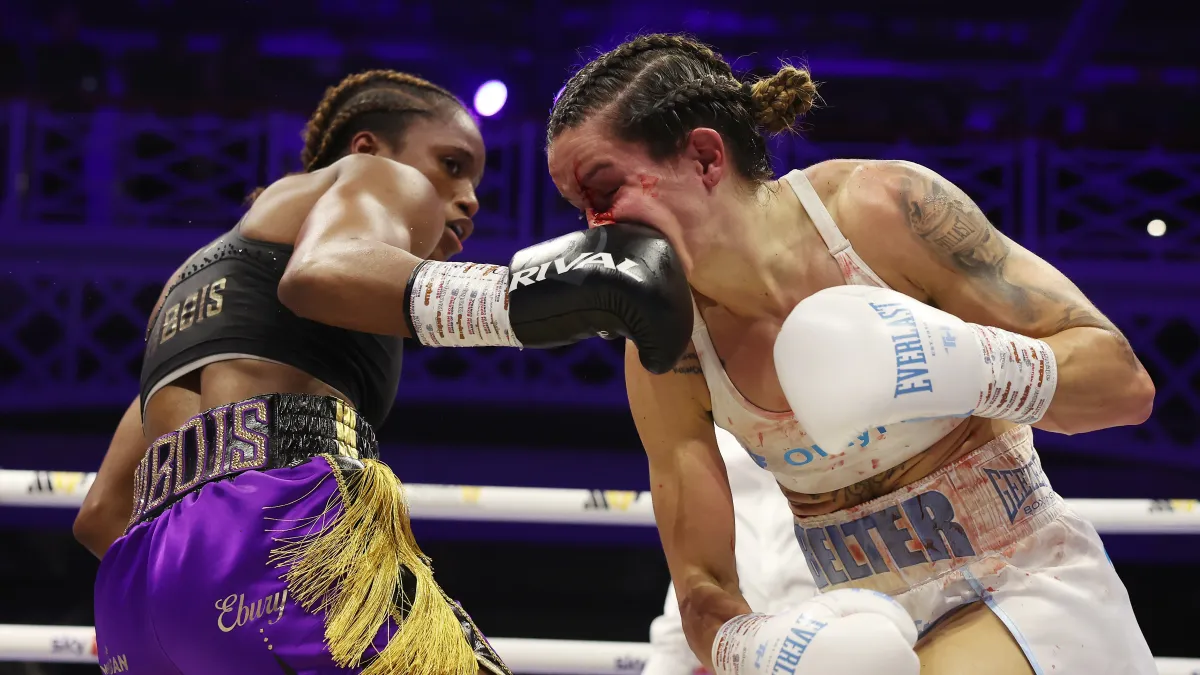 Caroline Dubois (balra) simán kipontozta Terri Harpert, és megszerezte a WBC világbajnoki címe mellé a WBO vb-övét is 