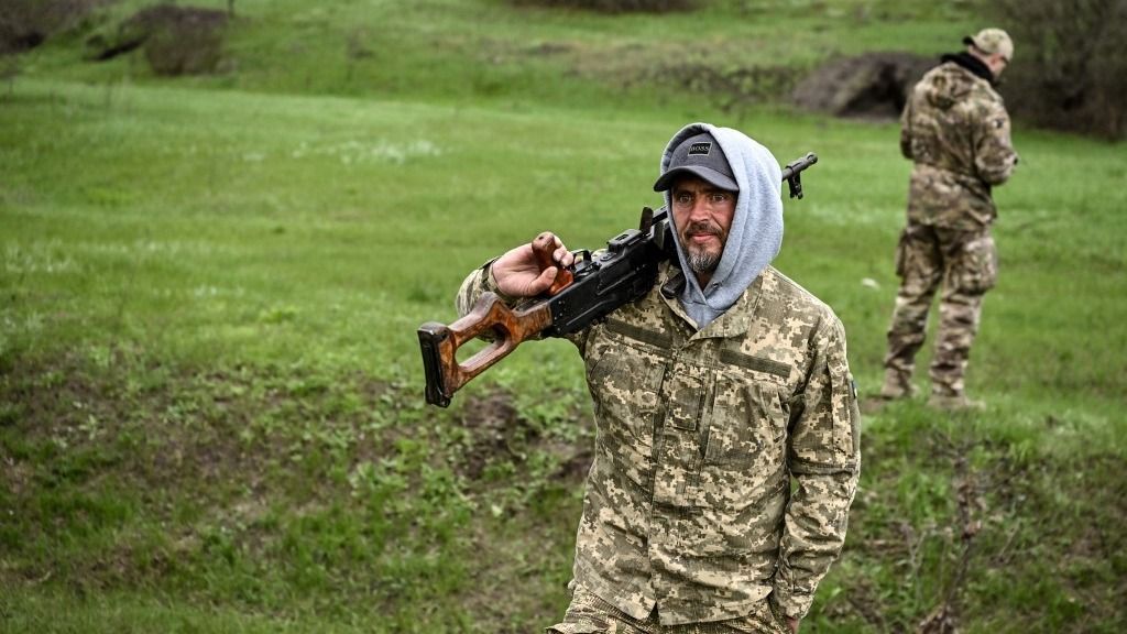 Zelenszkij szerint törvénysértő, amikor külföldön élő ukrán férfiak nem mennek háborúba