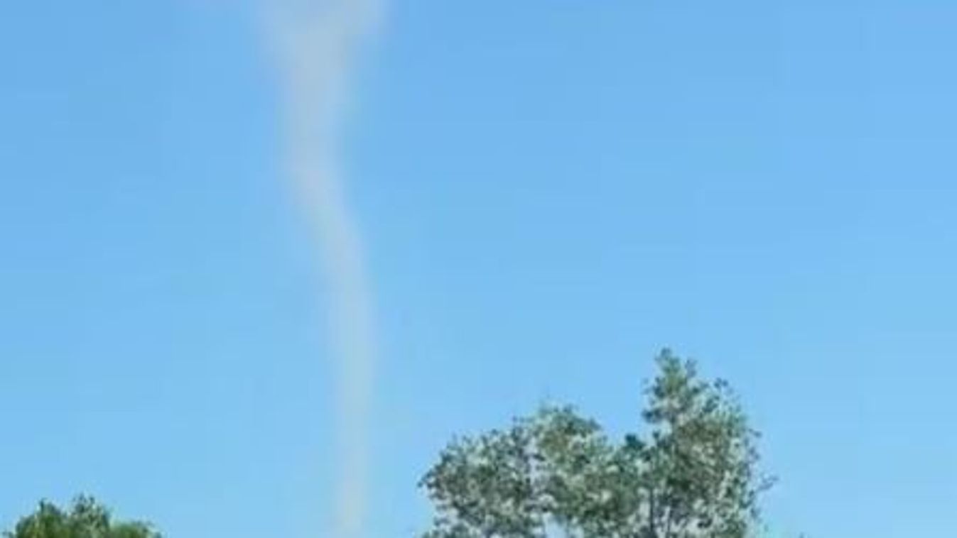 Videóra vették a látványos porördög Kisteleken kialakult örvényét. Fotó: MetFigyelő / Facebook