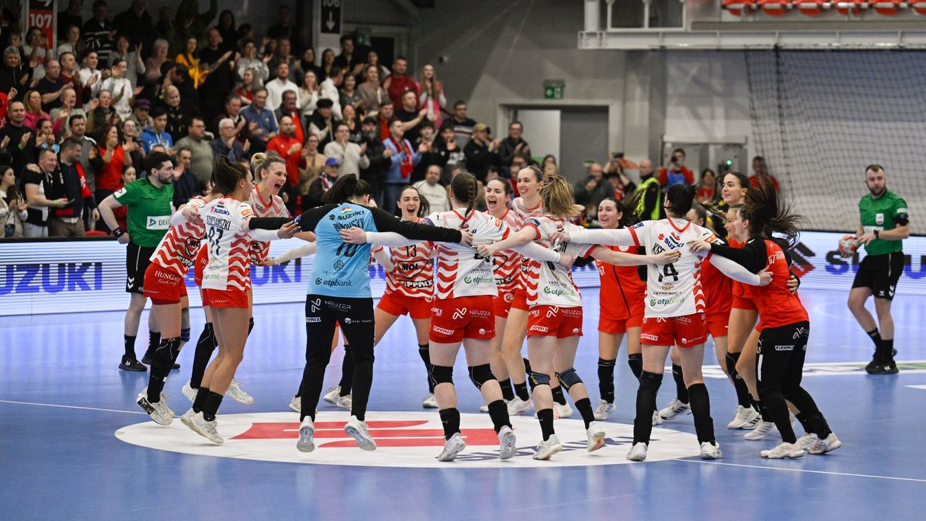 A győztes Mol Esztergom játékosai ünnepelnek a női kézilabda Európa-liga B csoportja 5. fordulójában játszott Mol Esztergom - Nyköbing Falster HB mérkőzés után az esztergomi Suzuki Arénában