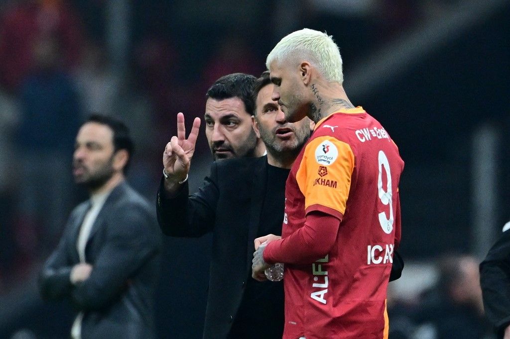 Okan Buruk, a Galatasaray edzője ad tanácsot Mauro Icardinak