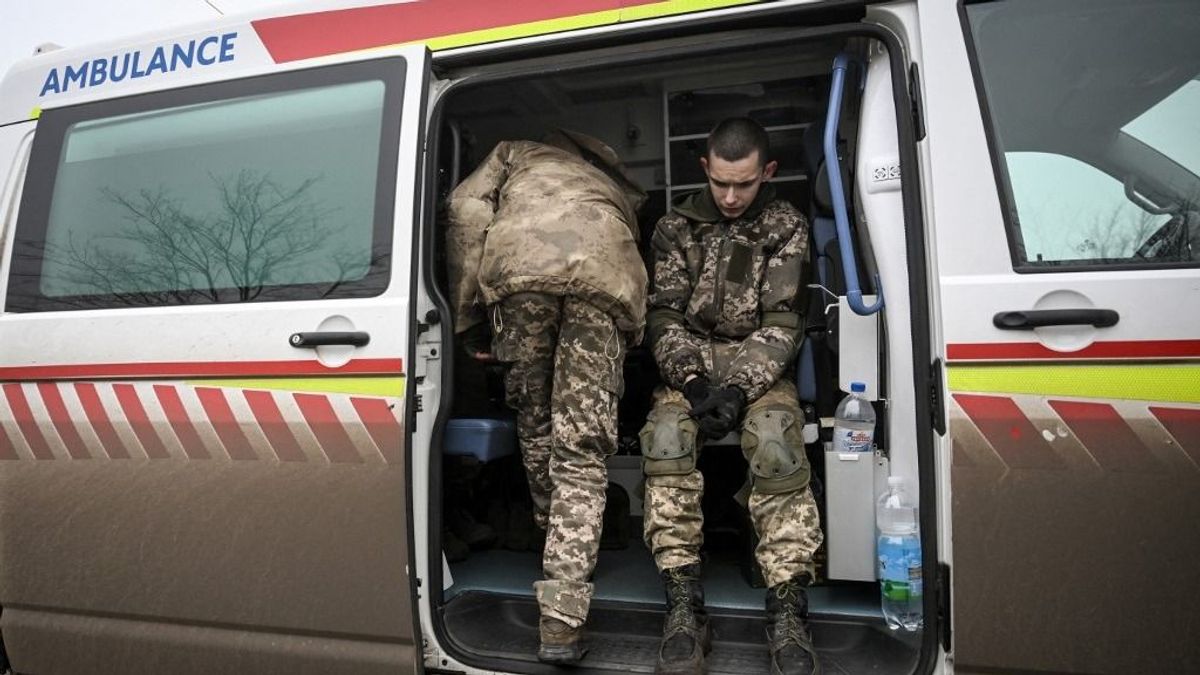 Kettészakadt Ukrajna: kényszersorozás a nincsteleneknek, luxusélet a toborzóknak + videó