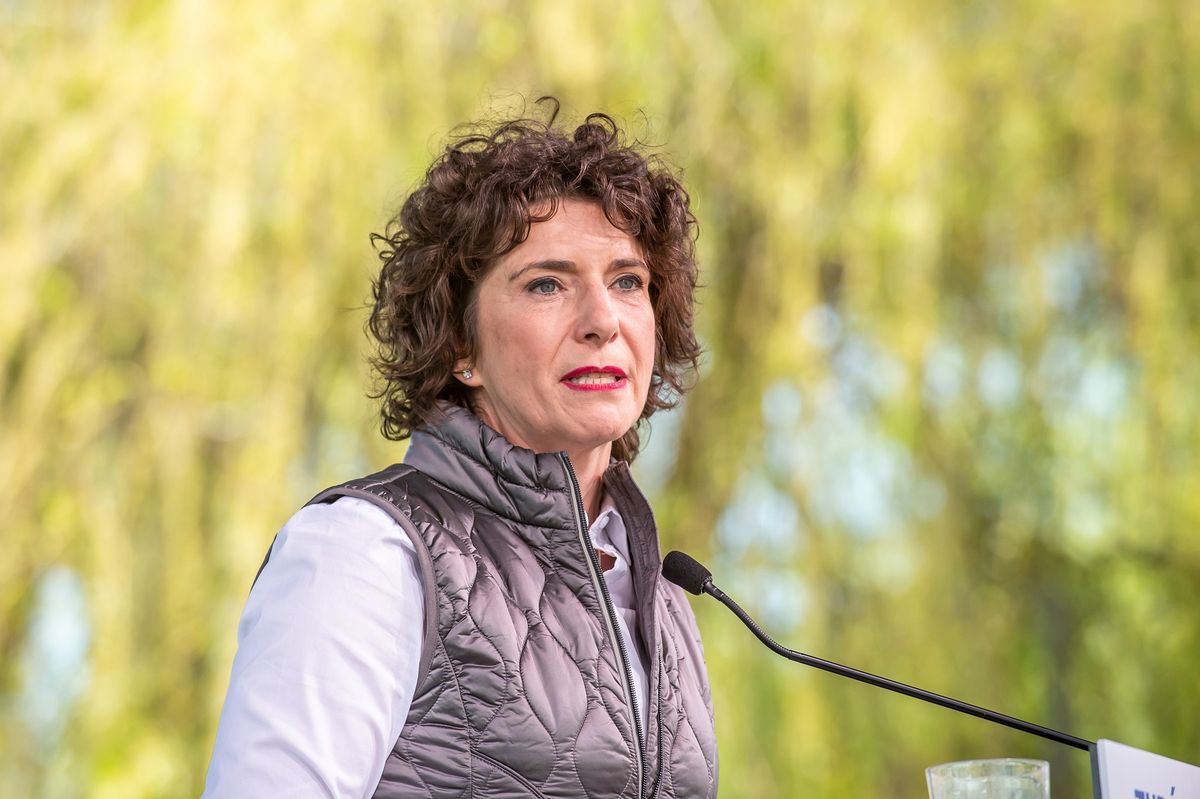 Versend, 2026. április 11.
Dobrev Klára, a Demokratikus Koalíció (DK) elnöke beszédet mond a párt kampányzáró rendezvényén Versenden 2026. április 11-én.
MTI/Kacsúr Tamás