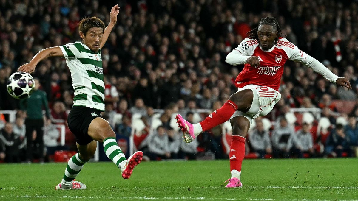 Az Arsenal csatára Eberechi Eze próbálkozik kapuralövéssel, de a Sporting védői állták a sarat