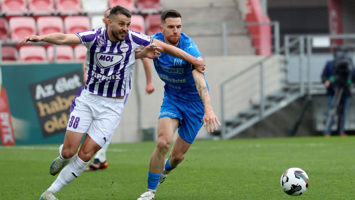 Matija Ljujics, az Újpest (b) és Kártik Bálint, a Kazincbarcika játékosa küzd a labdáért a meccs elején