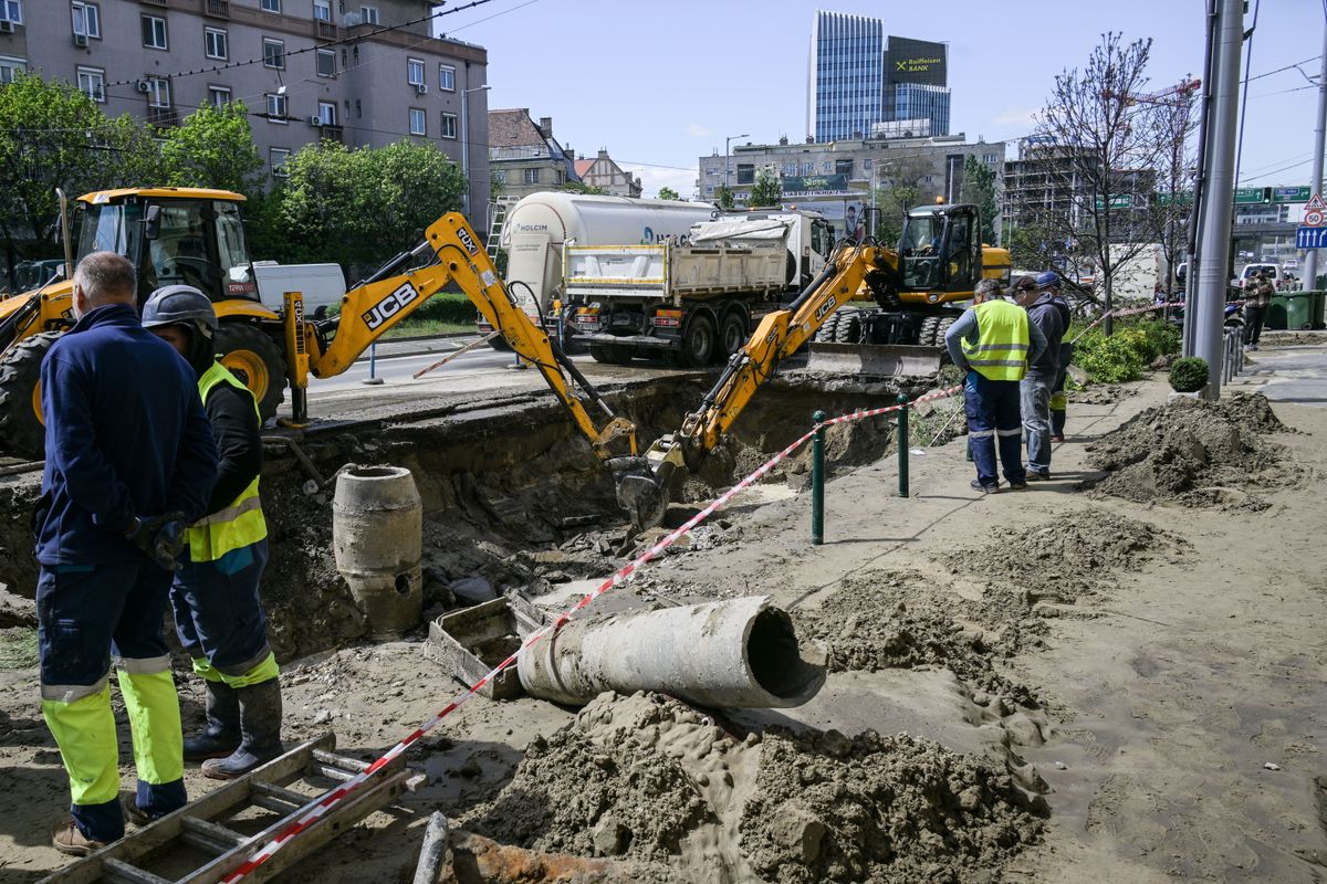 Budapest, 2026. április 20.
A Fővárosi Vízművek munkagépei dolgoznak a Róbert Károly körúton 2026. április 20-án, ahol két forgalmi sávot le kellett zárni az Árpád híd irányába a reggeli csőtörés miatt. A javítás és a terület helyreállítása több napot vesz igénybe, ezért a forgalmi korlátozás várhatóan hétvégéig tart.
MTI/Szigetváry Zsolt