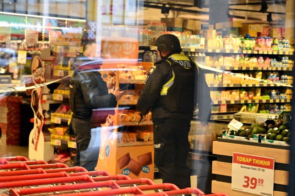 Rendőrök a kijevi lövöldözés helyszínén