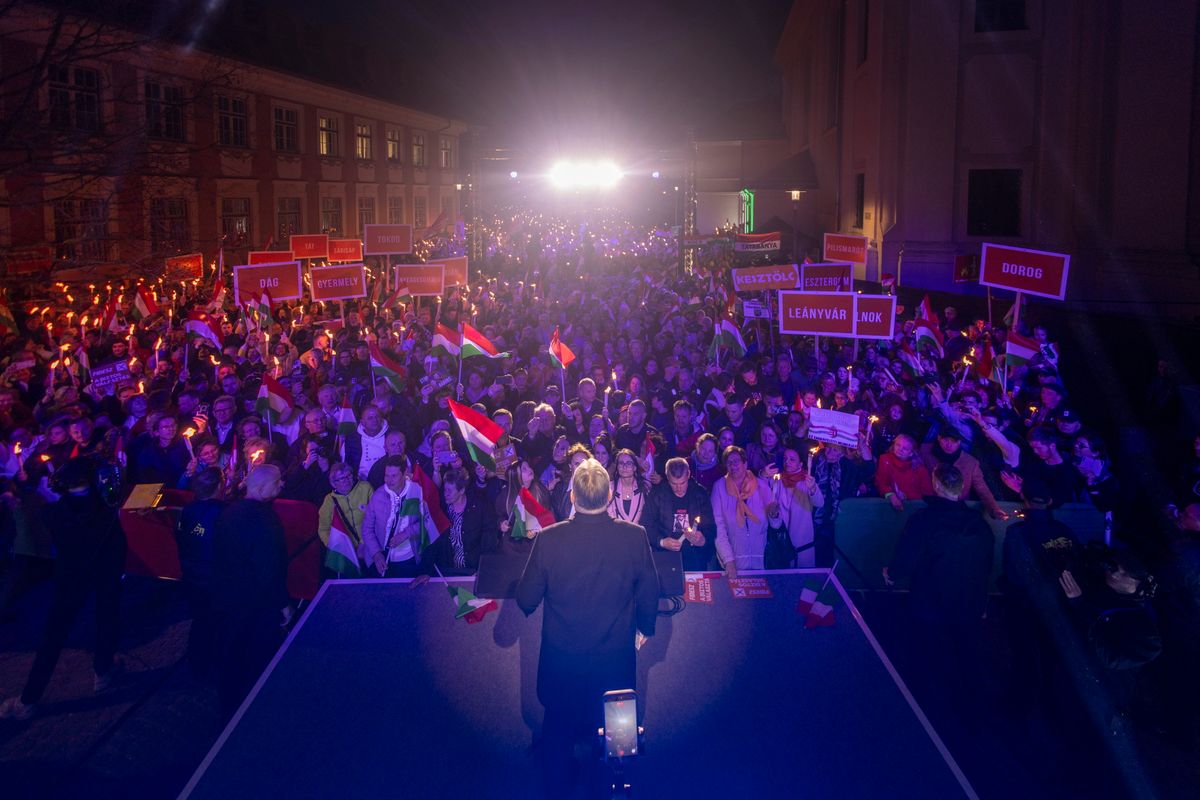 Orbán Viktor országjárásának esztergoi megállóján (Fotó: Miniszterelnöki Kommunikációs Fõosztály/Fischer Zoltán / MTI)