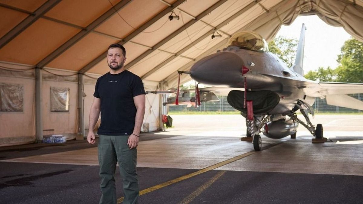 Volodimir Zelenszkij ukrán elnök egy dán F-16-os vadászgép mellett Fotó: Ukrán elnöki sajtószolgálat 