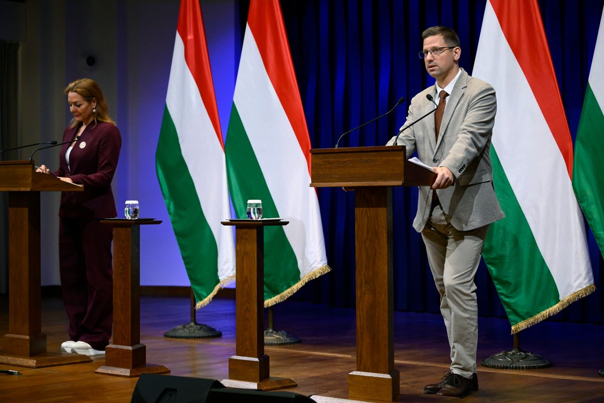 Budapest, 2026. április 2.
Gulyás Gergely, a Miniszterelnökséget vezető miniszter és Vitályos Eszter kormányszóvivő a Kormányinfó sajtótájékoztatón a Karmelita kolostorban 2026. április 2-án.
MTI/Bodnár Boglárka