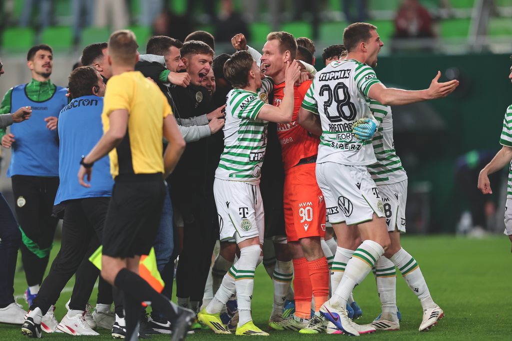 A Fradi játékosai ünneplik a Győr elleni továbbjutást a Magyar Kupa elődöntőjében