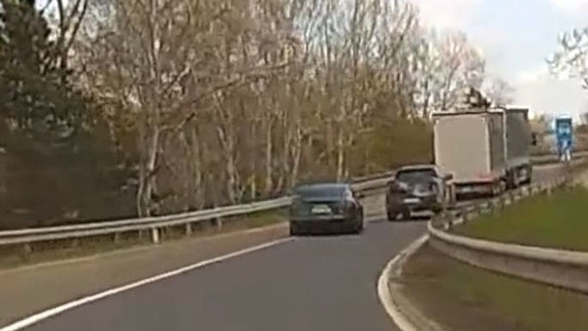 Megvadult a teslás az M3-as kivezetőjén + videó