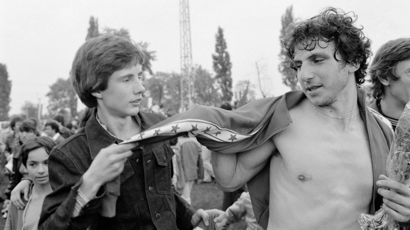 Esterházy Márton mezét kéri el egy szurkoló 1980-ban, amikor a Honvéd a Volán legyőzésével magyar bajnok lett