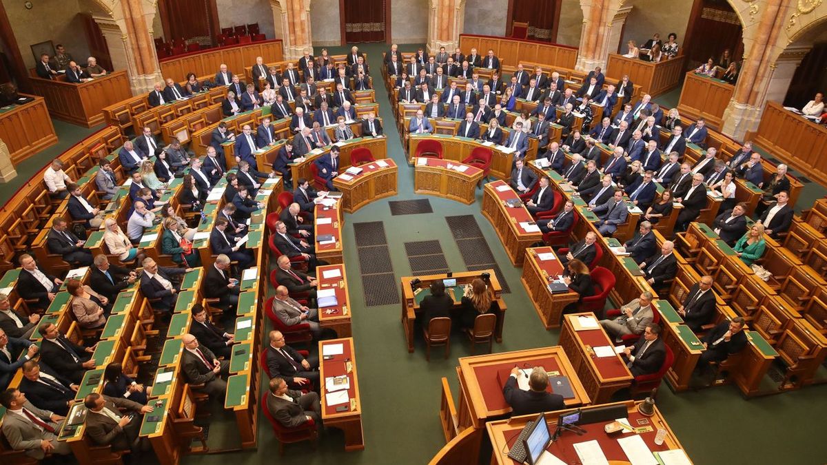 Elkezdődött az Országgyűlés alakuló ülése, ma miniszterelnöki esküt tesz Magyar Péter + videó