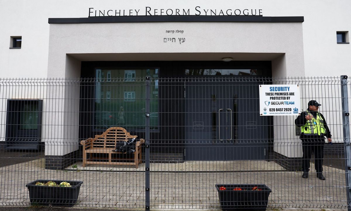 A Finchley Reform Zsinagóga előtt, Észak-Londonban