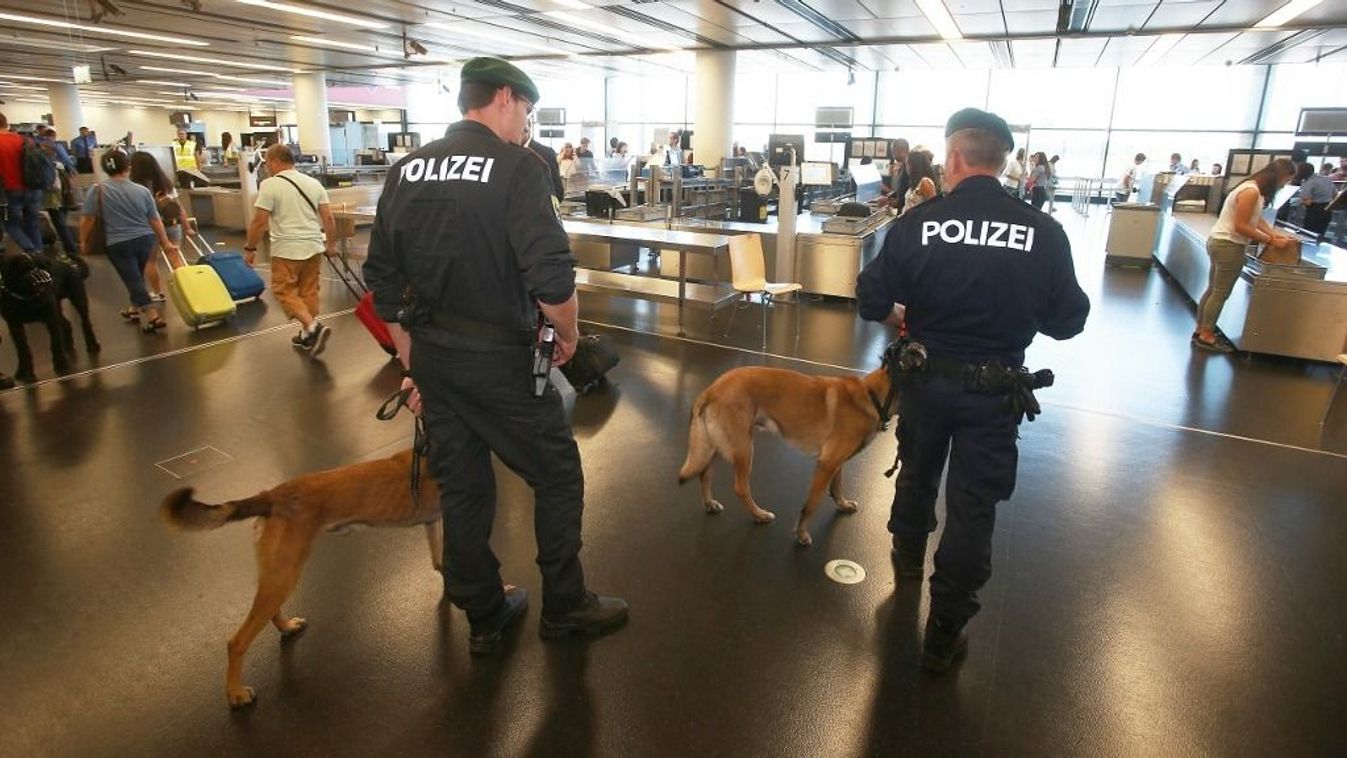 Rendőrök a bécsi repülőtéren