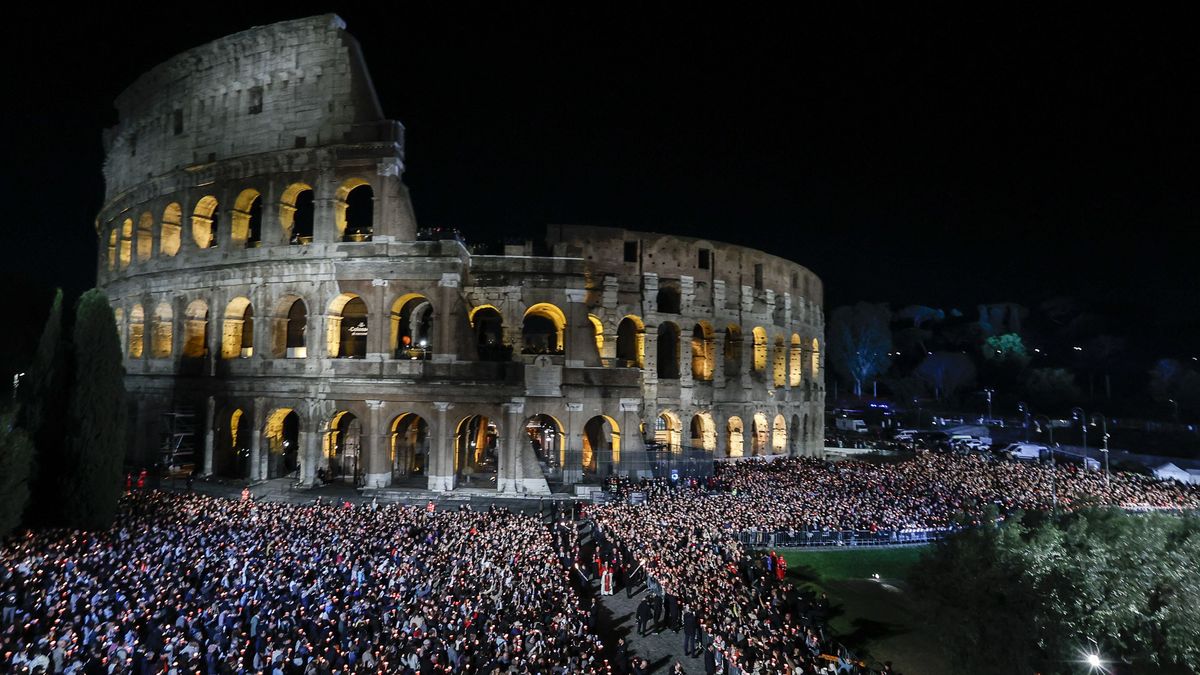 Keresztút Rómában: Több mint 30 ezren vettek részt a XIV. Leó pápa vezette szertartáson a Colosseumnál + videó