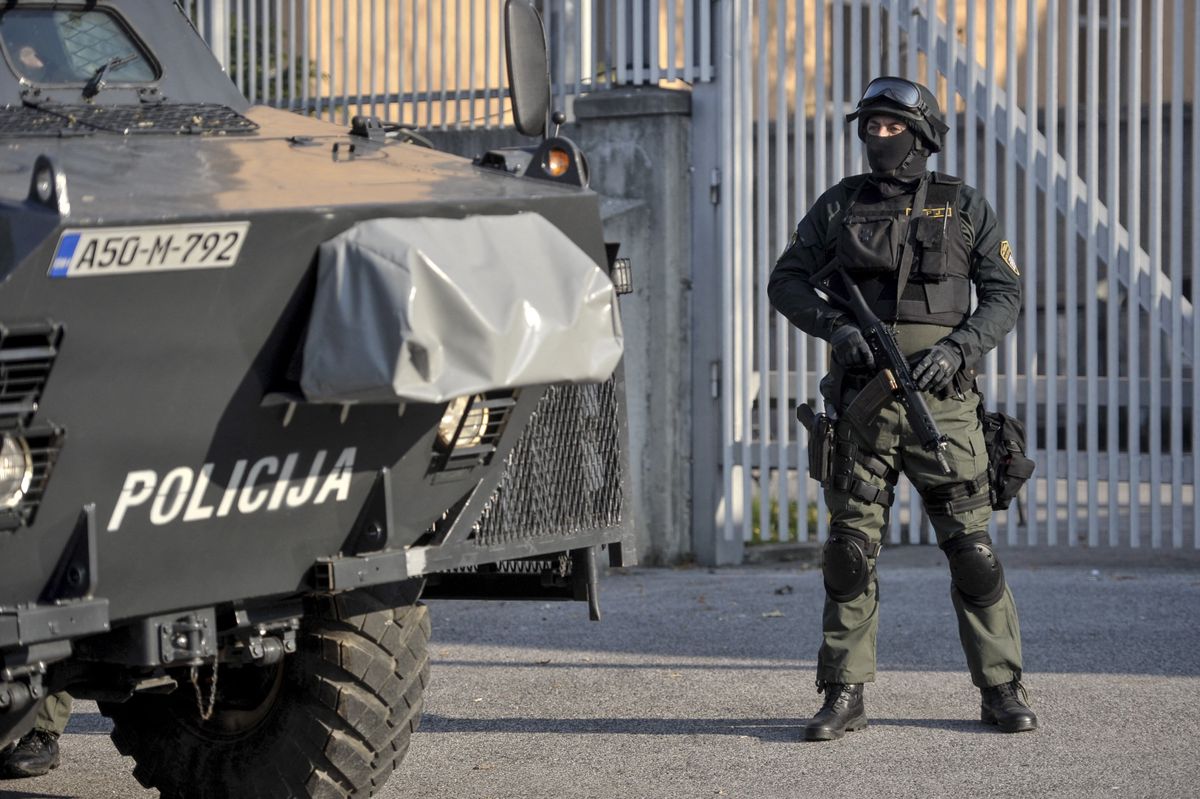 A bombariadó idejére a rendőrség lezárta a két épületet