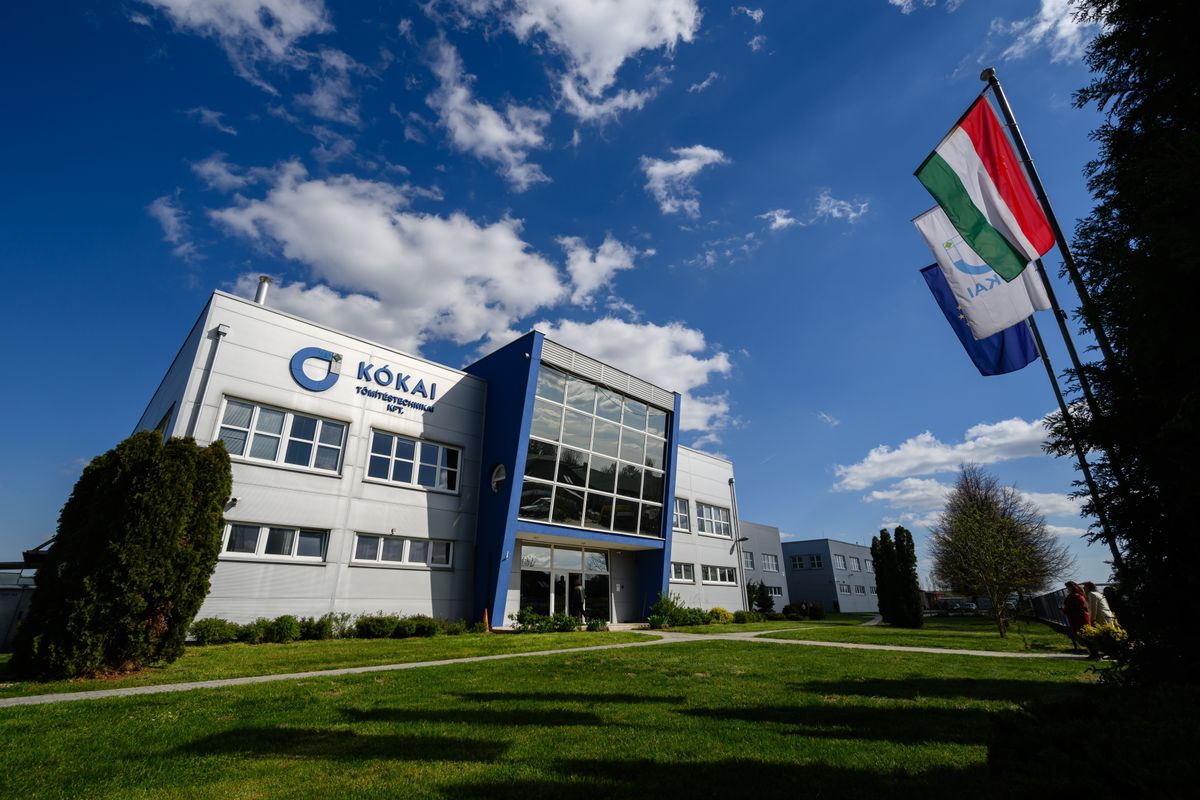 Ajka, 2026. április 9.
A Kókai Tömítéstechnika Kft. ajkai központja a beruházásbejelentő rendezvénye napján, 2026. április 9-én. A magyar családi tulajdonban lévő vállalkozás kétmilliárd forintos fejlesztéséhez a kormány 510 millió forint támogatást biztosít.
MTI/Vasvári Tamás