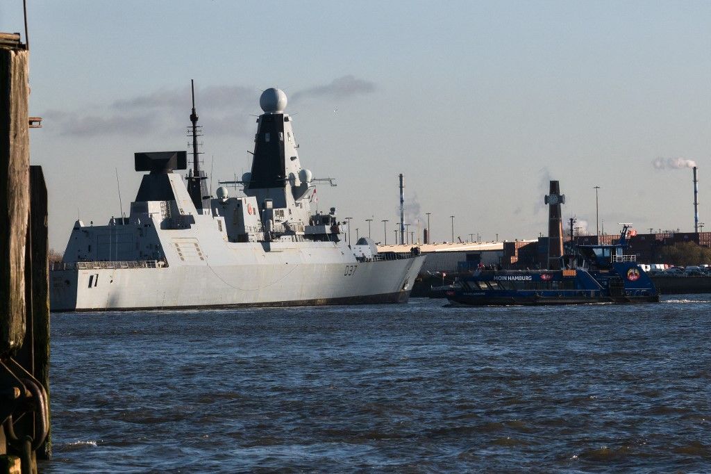 21 November 2025, Hamburg: The Royal Navy guided missile destroyer HMS Duncan arrives in the port of Hamburg and moors at the Überseebrücke. The HMS Duncan arrives from Portsmouth and will leave the Hanseatic city again on Tuesday, November 25, at 10:00 a.m. Photo: Marcus Golejewski/dpa (Photo by Marcus Golejewski / dpa Picture-Alliance via AFP)