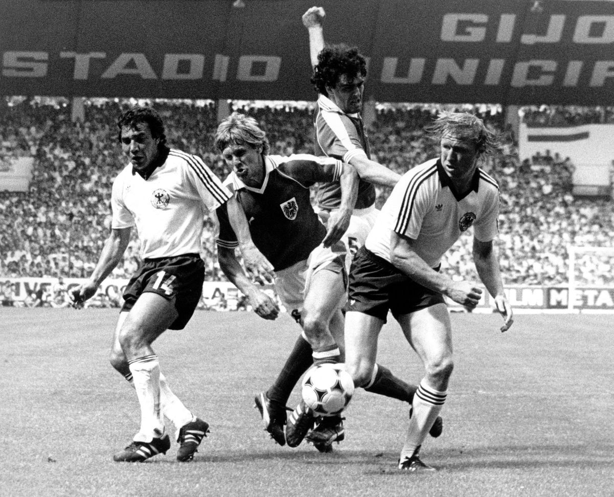 Felix Magath (balra) és Horst Hrubesch (jobbra) fogja közre Roland Hattenbergert és Bruno Pezzey-t az 1982-es labdarúgó vb legbotrányosabb mérkőzésén
