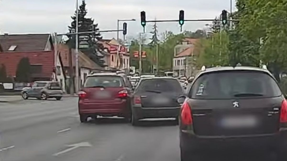 Nekiment a passatos egy másik autónak, majd piroson áthajtva meglógott + videó