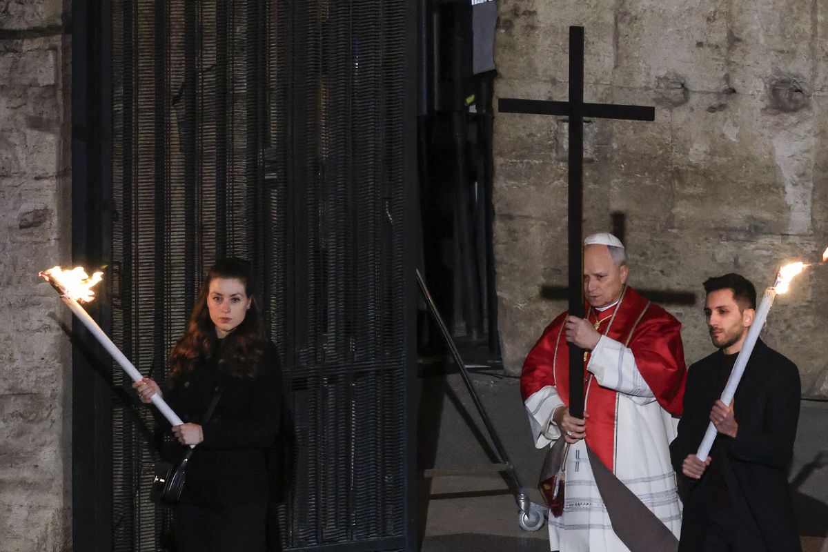 Ez volt az első alkalom, hogy a pápa maga vitte a keresztet a keresztút összes stációján