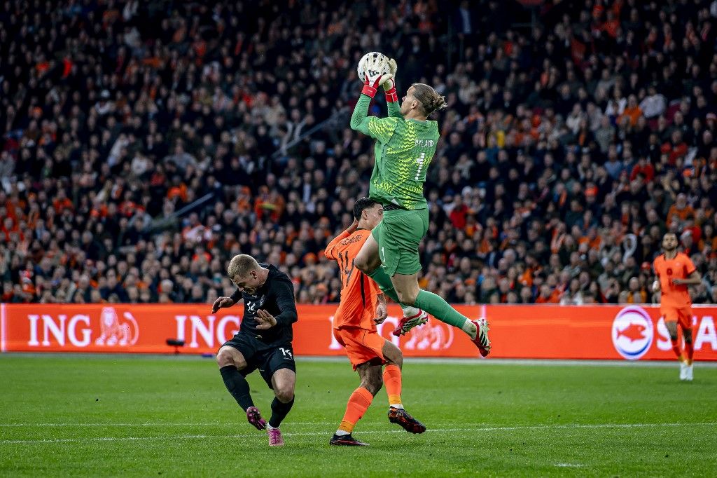 Julian Ryerson of Norway, Tijjani Reijnders of the Netherlands, and Norwegian goalkeeper Orjan Nyland during the friendly match between the Netherlands and Norway at the Johan Cruijff ArenA in Amsterdam, the Netherlands, on March 27, 2026. (Photo by Stefan Koops/EYE4IMAGES/NurPhoto) (Photo by Stefan Koops / NurPhoto via AFP)