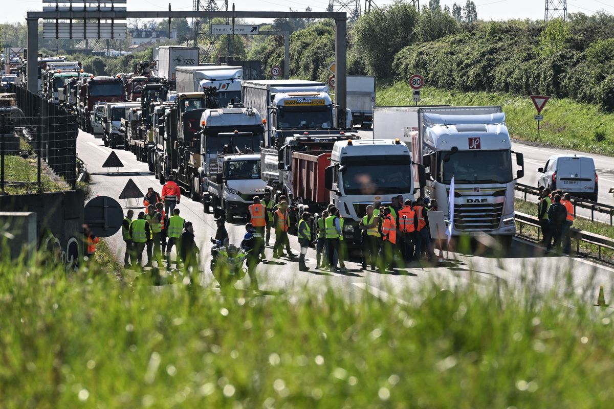 Franciaországban és Írországban is tiltakozások kezdődtek az elszálló üzemanyagárak miatt