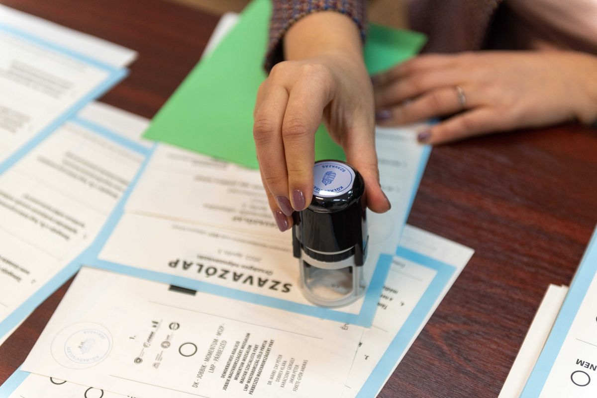 Kolozsvár, 2022. április 3.
A szavazatszámláló bizottság tagja lepecsételi a szavazólapot az országgyűlési választáson és gyermekvédelmi népszavazáson Magyarország kolozsvári főkonzulátusán 2022. április 3-án.
MTI/Kiss Gábor