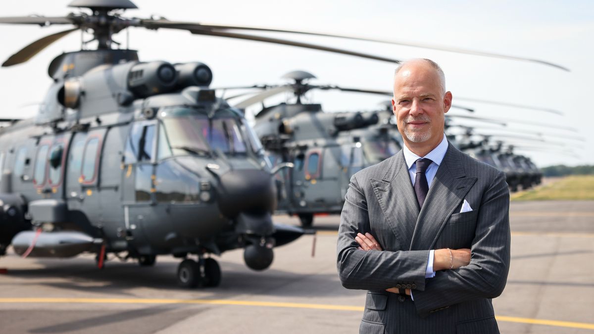 Szolnok, 2025. július 15.
Szalay-Bobrovniczky Kristóf honvédelmi miniszter a Magyar Honvédség (MH) közepes kategóriájú, többfeladatú helikopterflottájának bemutatóján az MH Kiss József 86. Helikopterdandár szolnoki bázisán 2025. július 15-én. Megérkezett az utolsó két Airbus H225M típusú helikopter és ezzel teljessé vált a Magyar Honvédség közepes kategóriájú, többfeladatú helikopterflottája.
MTI/Hegedüs Róbert