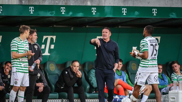 Robbie Keane az FTC játékosainak magyaráz, rég volt ilyen sima meccse a Paks ellen