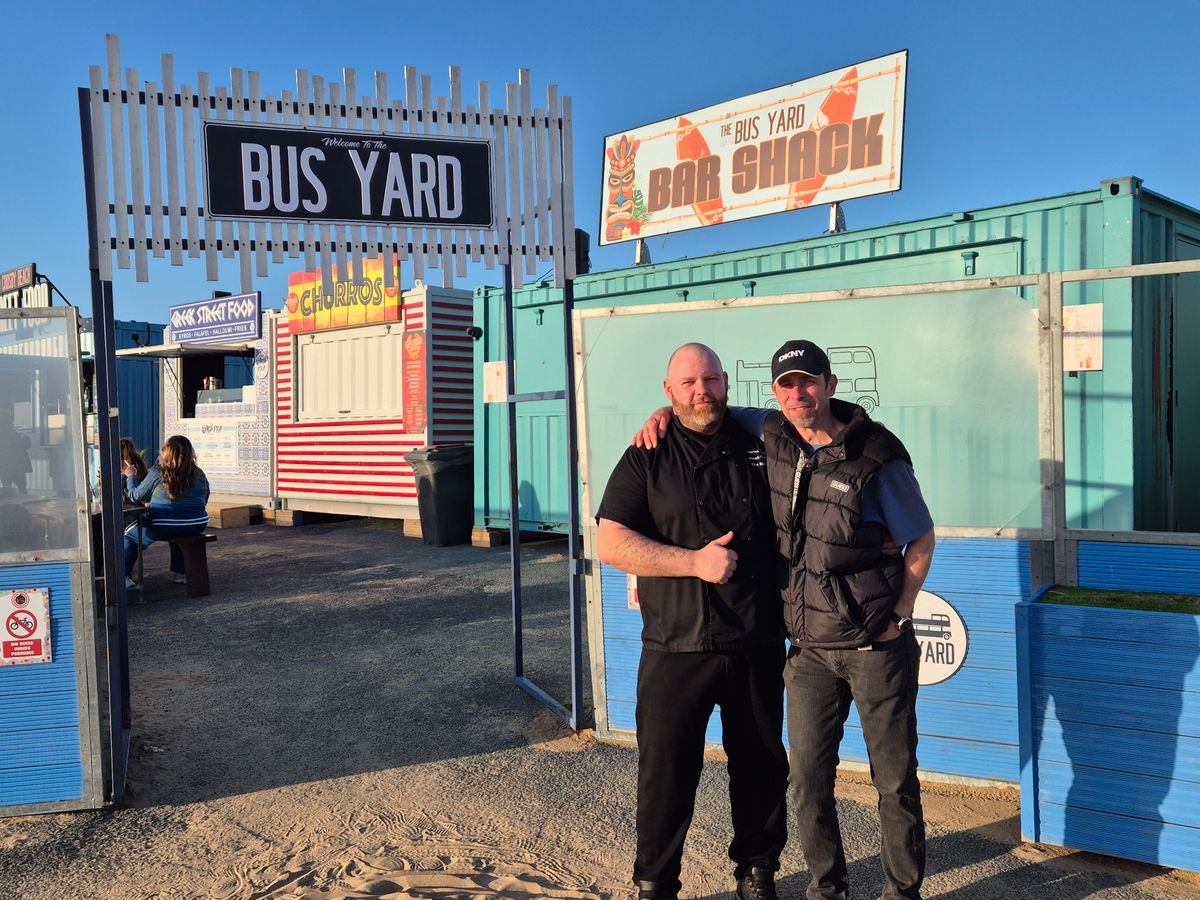 Tomi (balra) és Robi a Crosby-strand közelében, az itteni büfé bejárata előtt