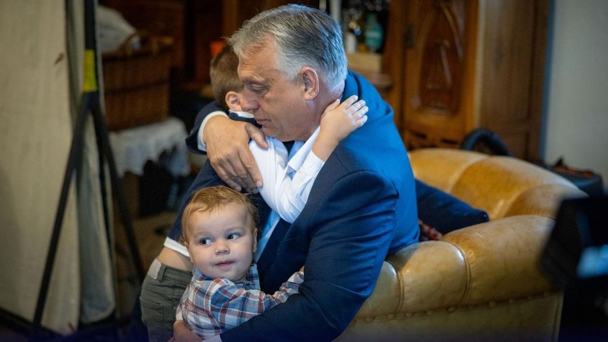 Megható felvételen, ahogy Orbán Viktor unokái megérkeznek dédmamájukhoz locsolkodni – mutatjuk!
