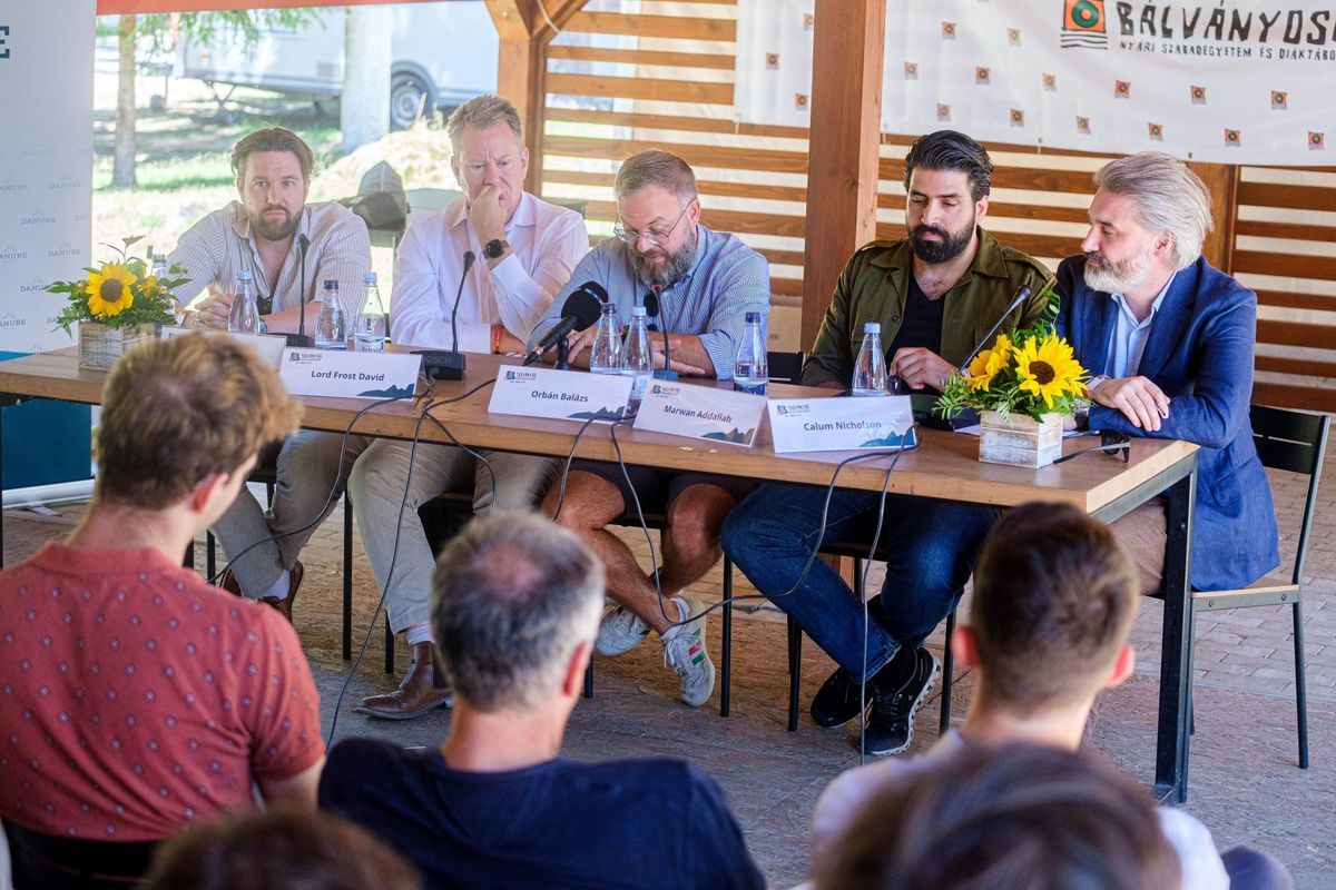 Philip Pilkington, a Magyar Külügyi Intézet vezető kutatója, Lord David Frost, az Egyesült Királyság korábbi európai uniós kapcsolatokért felelős minisztere, egykori brexitügyi főtárgyaló, a Danube Institute vendégkutatója, Orbán Balázs, a miniszterelnök politikai igazgatója, Marwan Abdalláh, a Nemzetközi Demokrácia Unió alelnöke, a libanoni Kataeb Párt külügyi vezetője és Calum Nicholson, a Danube Institute kutatási igazgatója (balról jobbra) a 34. Bálványosi Nyári Szabadegyetem és Diáktábor Mi a világrend jövője? című pódiumbeszélgetésén az erdélyi Tusnádfürdőn