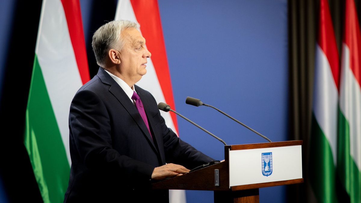 Budapest, 2025. április 3.
A Miniszterelnöki Sajtóiroda által közreadott képen Orbán Viktor miniszterelnök a Benjámin Netanjahu izraeli kormányfővel a tárgyalásuk után tartott közös sajtótájékoztatón a Karmelita kolostorban 2025. április 3-án.
MTI/Miniszterelnöki Sajtóiroda/Fischer Zoltán