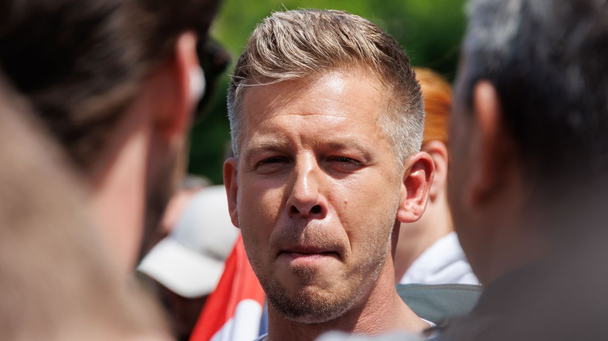 20250514 Budapest
Magyar Péter, a Tisza Párt elnöke az Egymillió lépés a békéért és a nemzeti összefogásért elnevezésű országjáráson. A menet során mintegy 300 kilométert tesznek meg, és a tervek szerint jövő vasárnap érkeznek Nagyváradra, ami az országjárás célállomása lesz.
fotó: Hatlaczki Balázs (HB)
MW