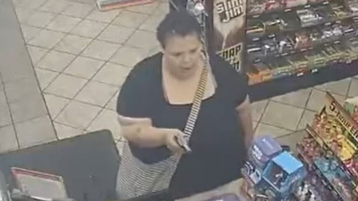 Vérfagyasztó felvétel: hidegvérrel rálőtt az eladóra egy nő a benzinkúton + videó